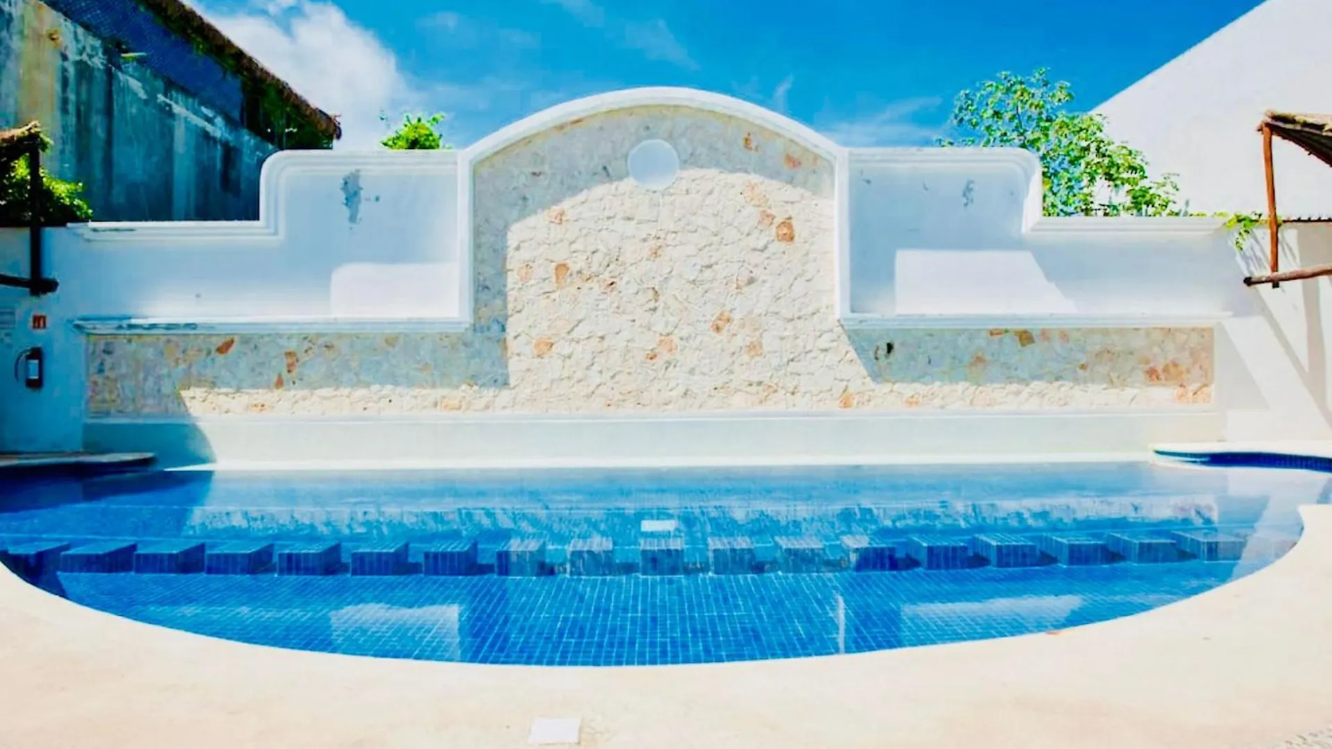 Deluxe Budget Balcony Room With Swimming Pool Air Conditioning And Parking Playa del Carmen