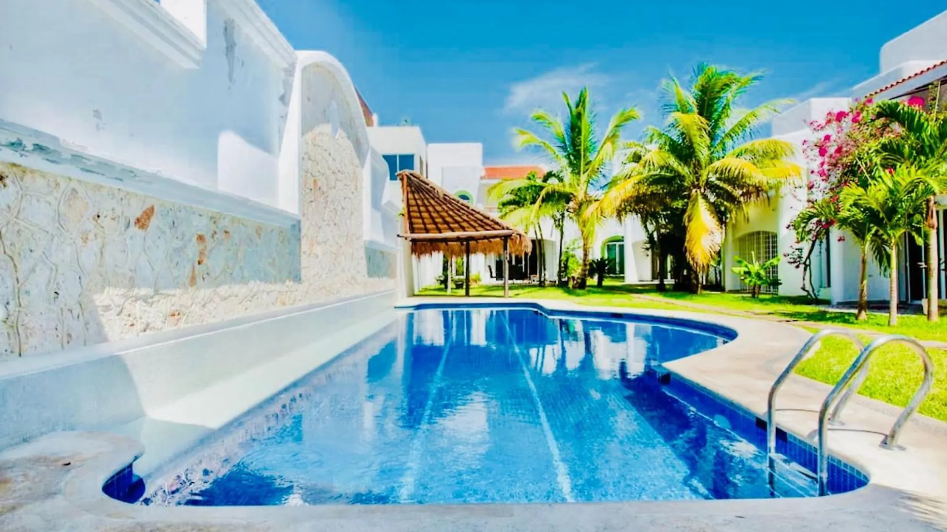 Deluxe Budget Balcony Room With Swimming Pool Air Conditioning And Parking Playa del Carmen 3*,