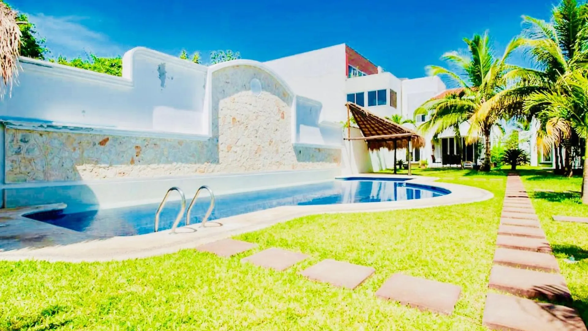 Deluxe Budget Balcony Room With Swimming Pool Air Conditioning And Parking Playa del Carmen