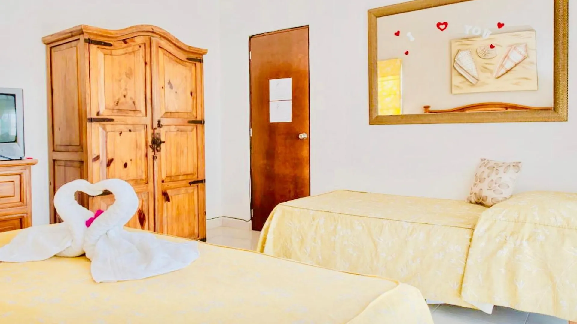 Deluxe Budget Balcony Room With Swimming Pool Air Conditioning And Parking Playa del Carmen Guest house