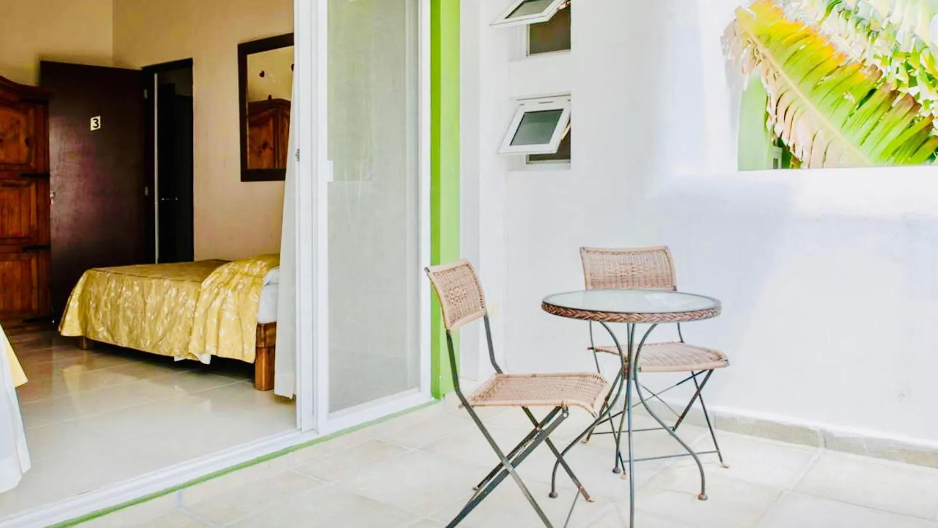 Deluxe Budget Balcony Room With Swimming Pool Air Conditioning And Parking Playa del Carmen Guest house