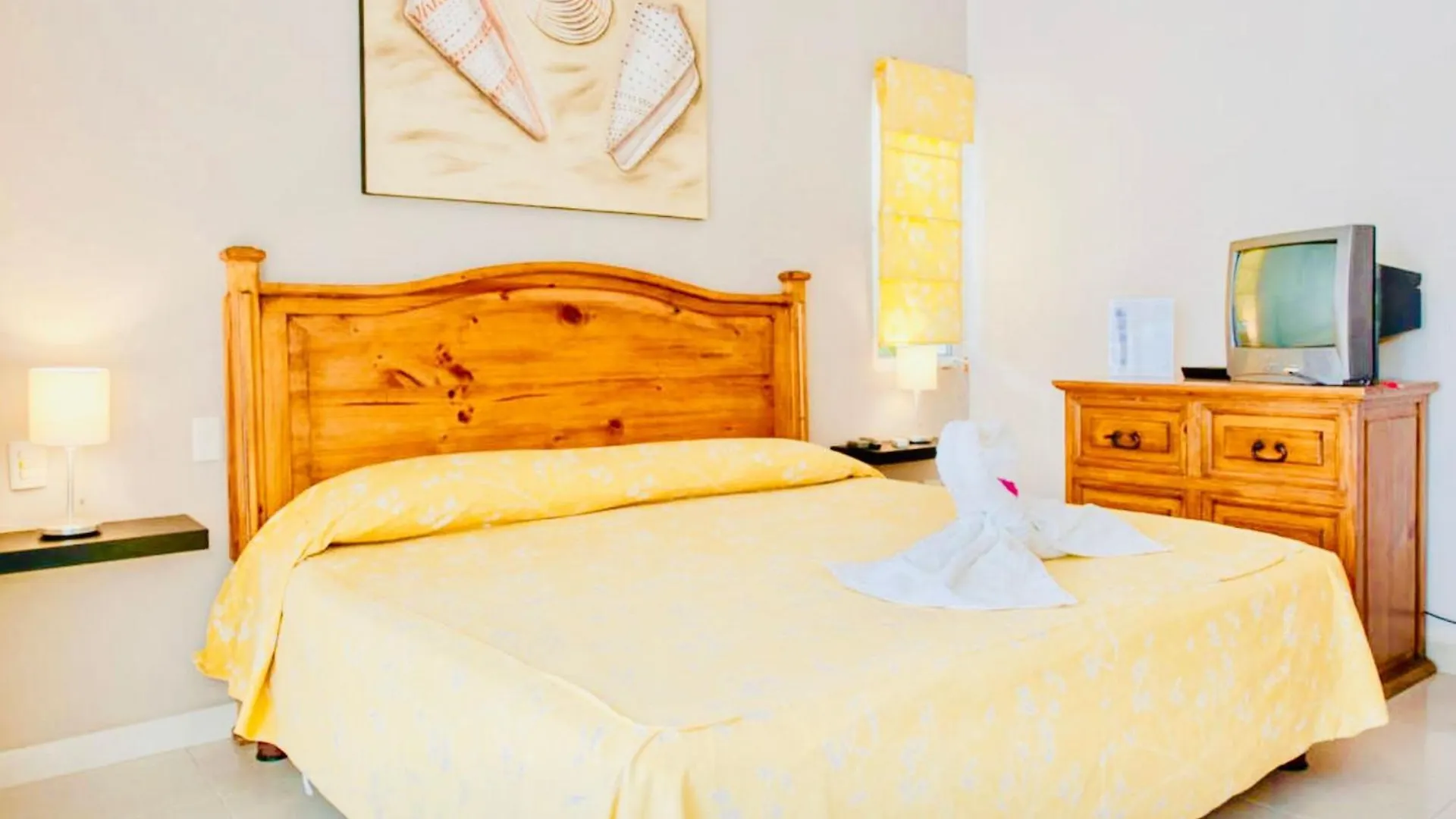 Guest house Deluxe Budget Balcony Room With Swimming Pool Air Conditioning And Parking Playa del Carmen