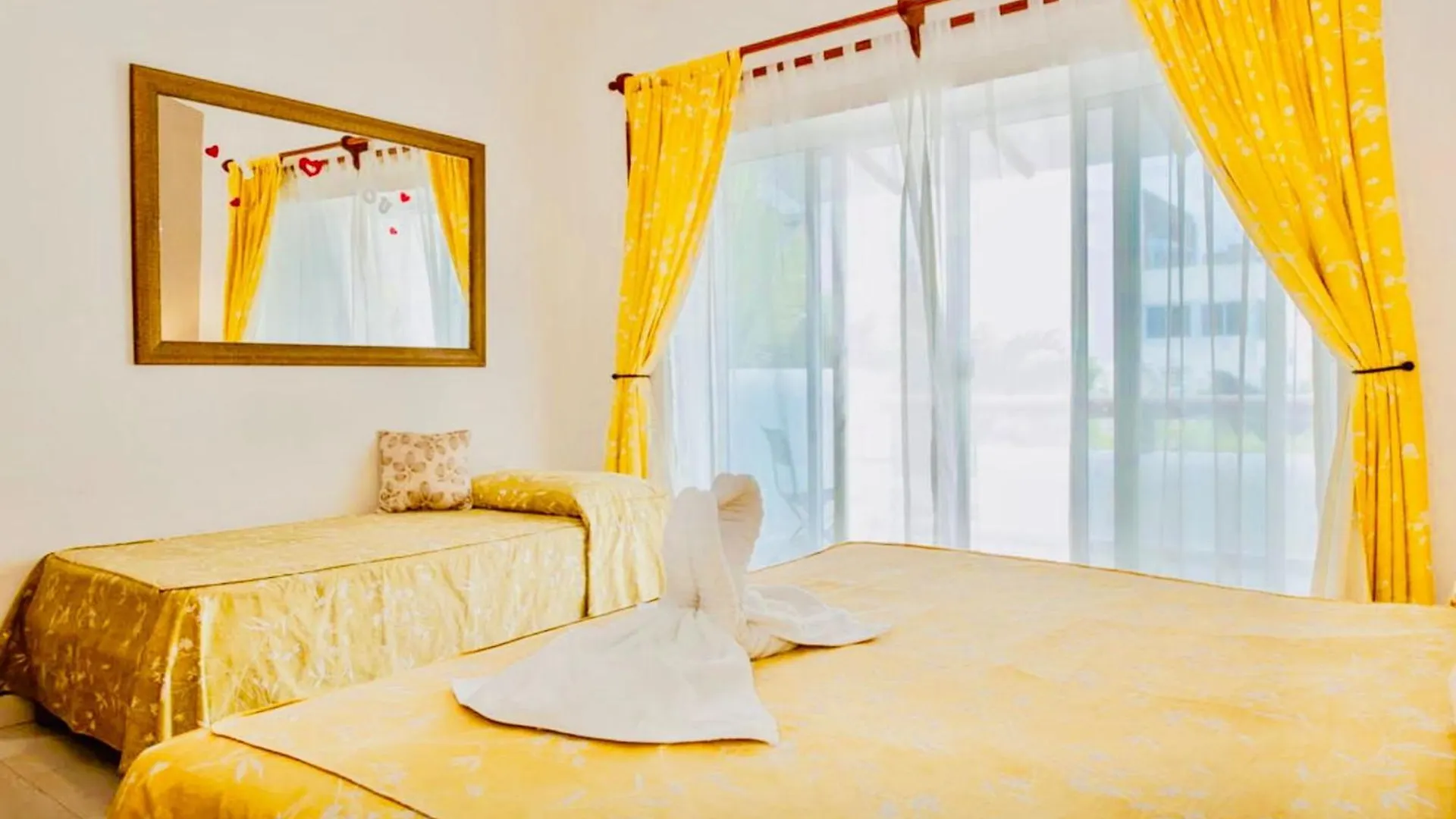 Deluxe Budget Balcony Room With Swimming Pool Air Conditioning And Parking Playa del Carmen