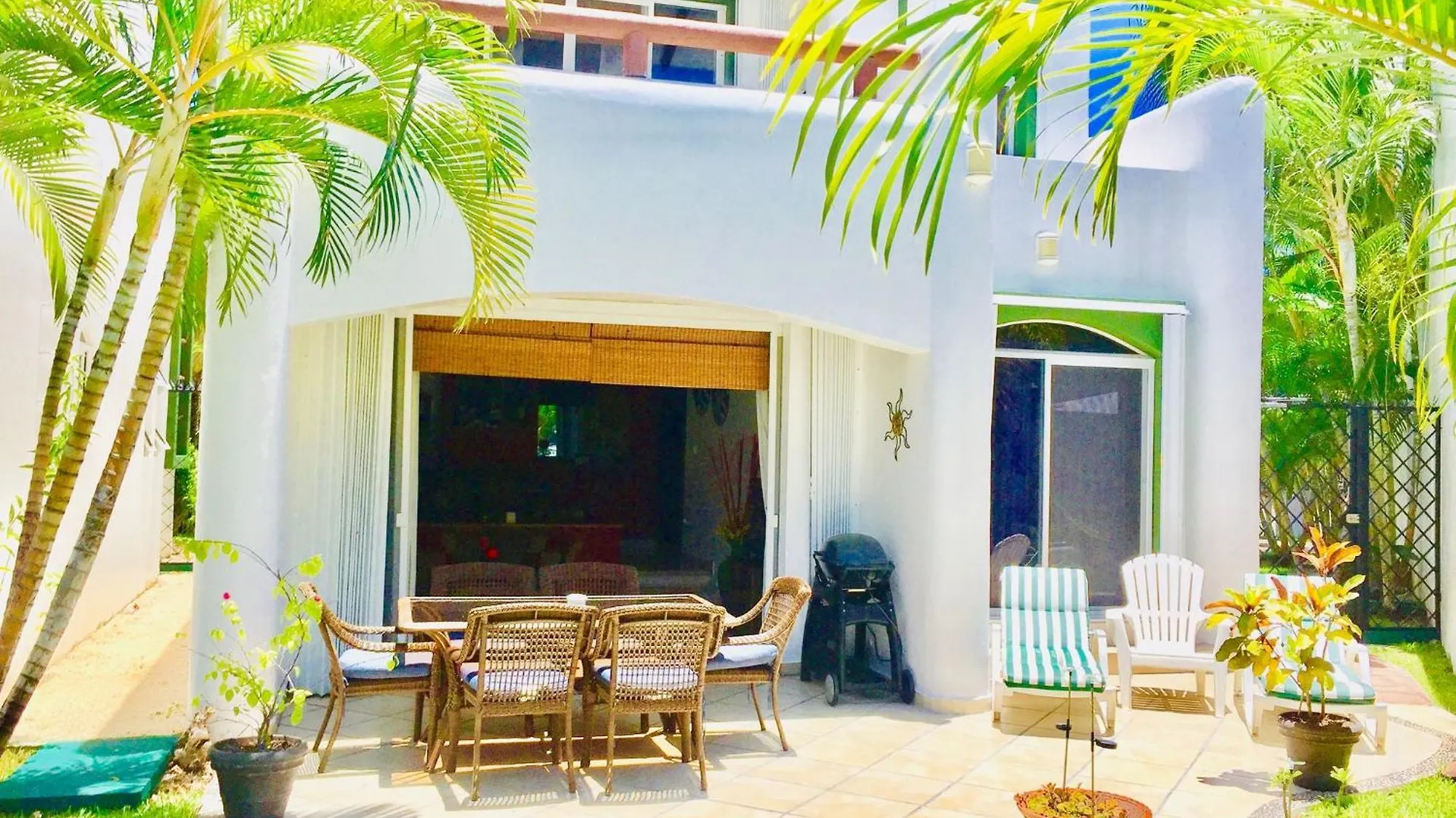Deluxe Budget Balcony Room With Swimming Pool Air Conditioning And Parking Playa del Carmen Guest house