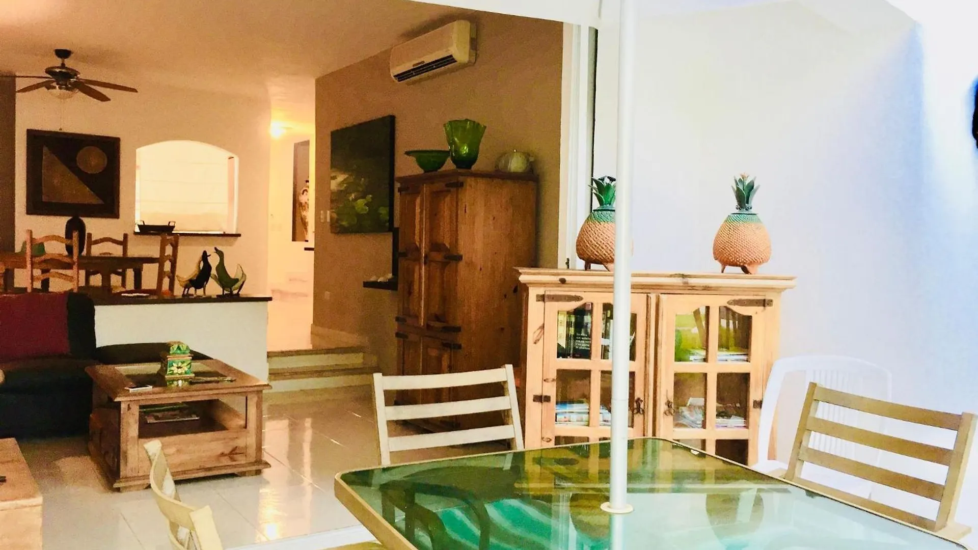 Deluxe Budget Balcony Room With Swimming Pool Air Conditioning And Parking Playa del Carmen Guest house