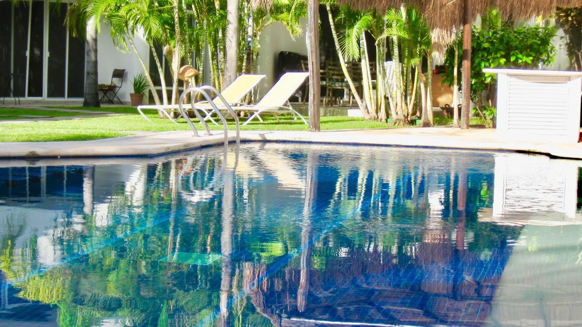 Guest house Deluxe Budget Balcony Room With Swimming Pool Air Conditioning And Parking Playa del Carmen