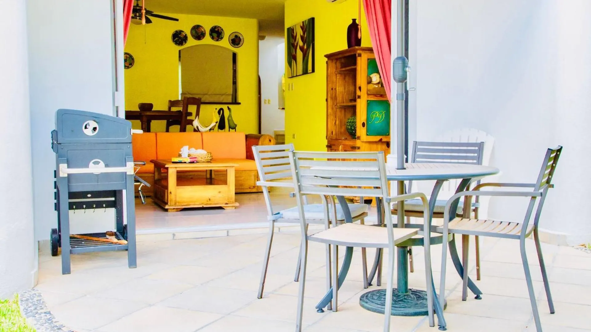Deluxe Budget Balcony Room With Swimming Pool Air Conditioning And Parking Playa del Carmen Guest house