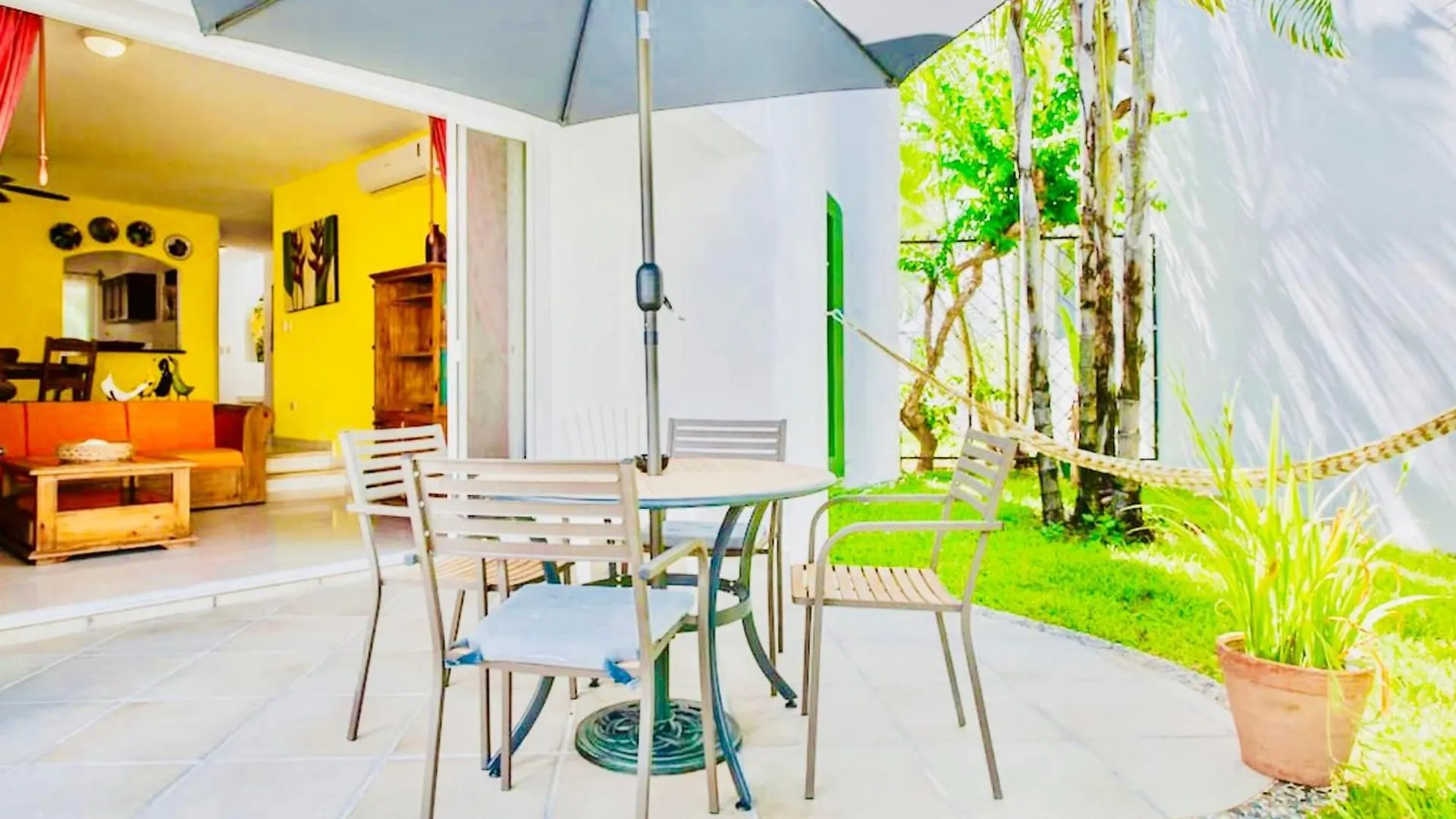 Deluxe Budget Balcony Room With Swimming Pool Air Conditioning And Parking Playa del Carmen Guest house