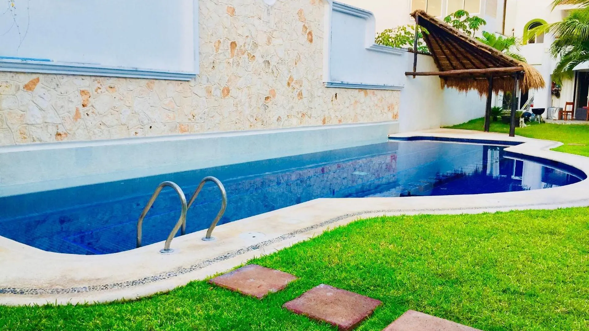 Guest house Deluxe Budget Balcony Room With Swimming Pool Air Conditioning And Parking Playa del Carmen