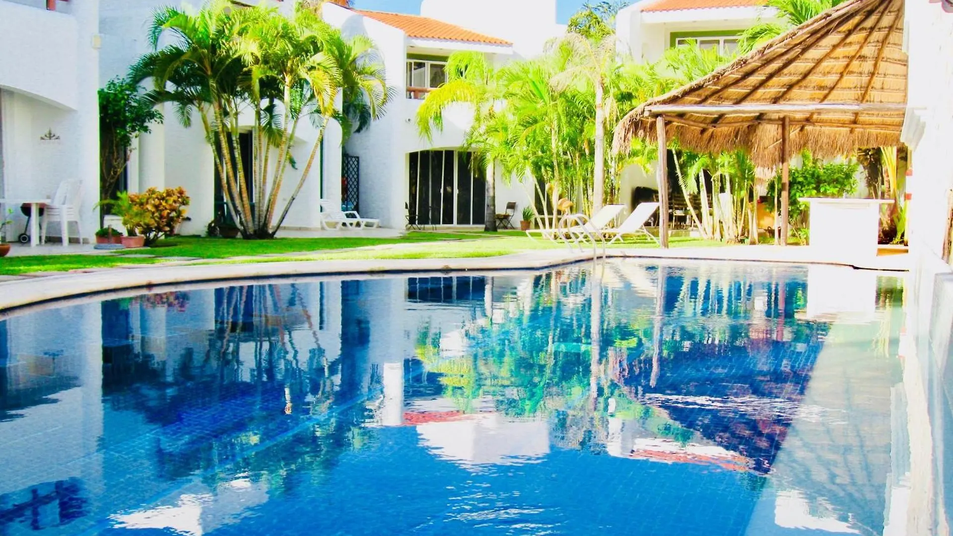 Deluxe Budget Balcony Room With Swimming Pool Air Conditioning And Parking Playa del Carmen Guest house