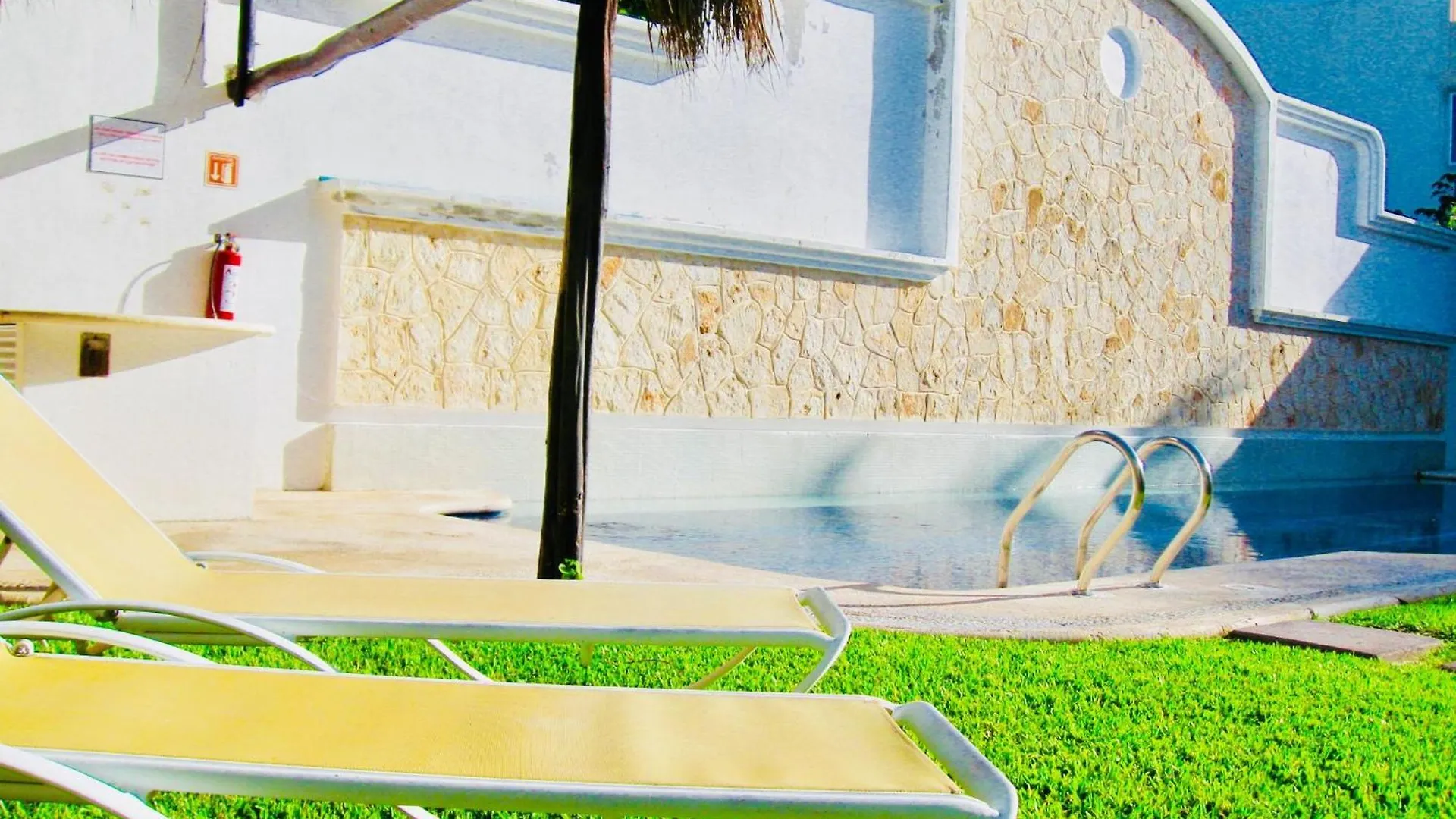 Deluxe Budget Balcony Room With Swimming Pool Air Conditioning And Parking Playa del Carmen Mexico