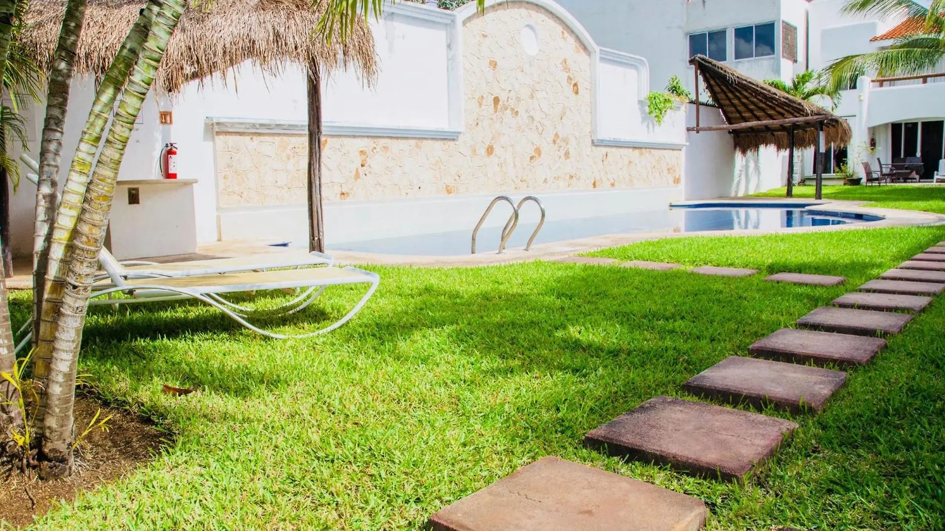 Guest house Deluxe Budget Balcony Room With Swimming Pool Air Conditioning And Parking Playa del Carmen