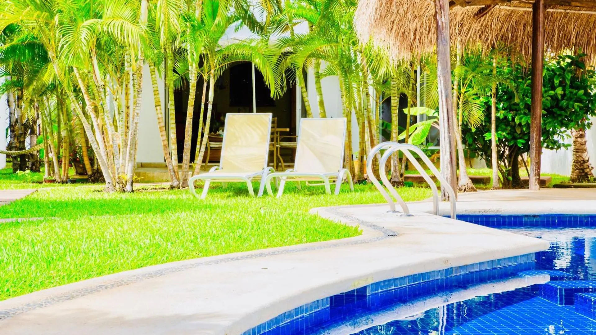 Deluxe Budget Balcony Room With Swimming Pool Air Conditioning And Parking Playa del Carmen