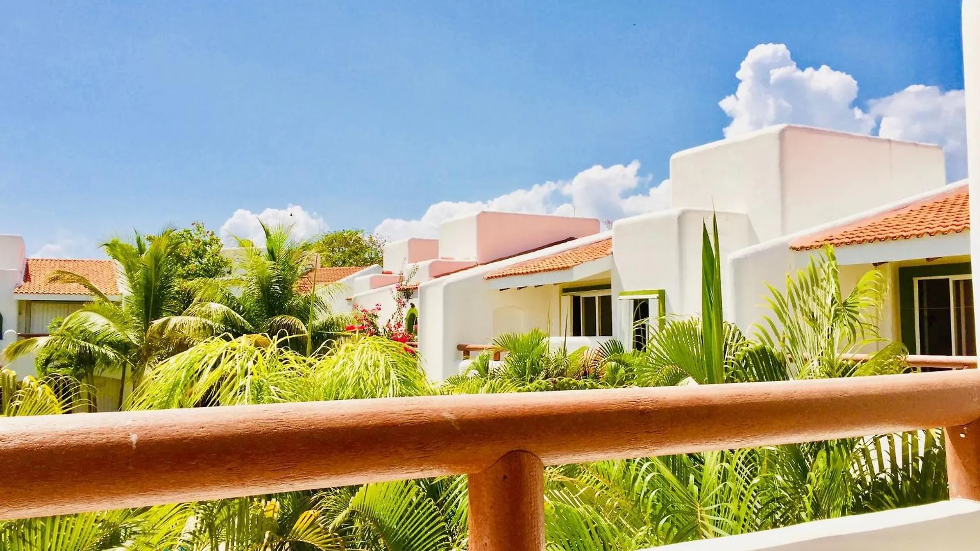 Deluxe Budget Balcony Room With Swimming Pool Air Conditioning And Parking Playa del Carmen